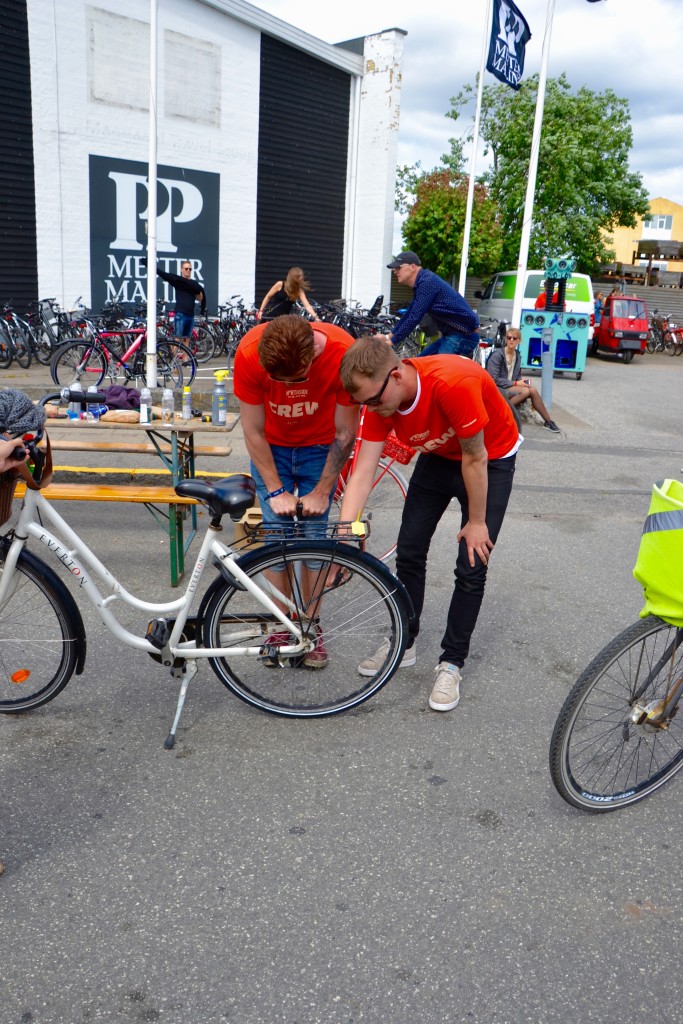 NorthSiders in action i BikeSide-området, hvor festivalgæster udover at parkere deres cykler kan få den pumpet og plejet. 